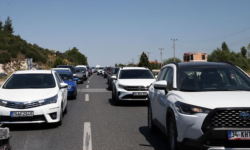 Tatilciler yola düştü; 2 il arasında trafik durma noktasına geldi - Resim: 3