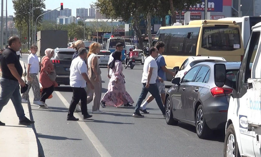 Sanki 30 metre ileride yaya geçidi yokmuş gibi... İstanbul'da skandal görüntü - Resim: 3