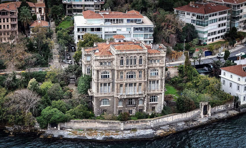 İstanbul Boğazı'nın şatosu, 130 yıllık paha biçilemeyen tarihi yalı satışa çıkarıldı - Resim: 1