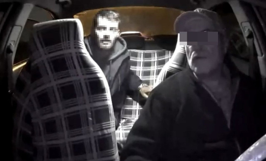 Takside oyuncak tabancalı, biber gazlı gasp girişimi kamerada - Resim: 1