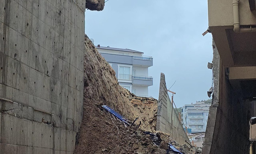 İstinat duvarı çöktü; 7 katlı binanın 2 katı tahliye edildi! - Resim: 3