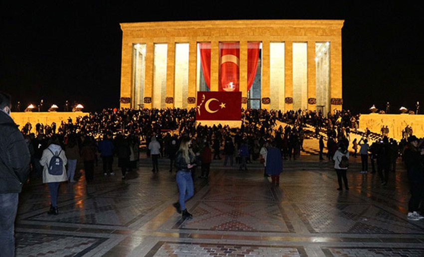 Anıtkabir'de gece ziyaretçi yoğunluğu - Resim: 1