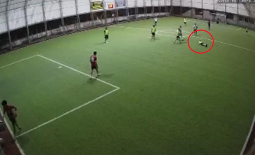 Bir anda yere yığıldı... Halı sahada kahreden ölüm - Resim: 1