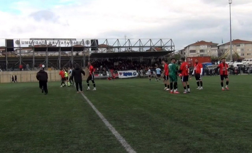 Yedek kulübesinden fırlayıp hakeme yumruk attı! Maç tatil edildi, futbolcu gözatında... - Resim: 3