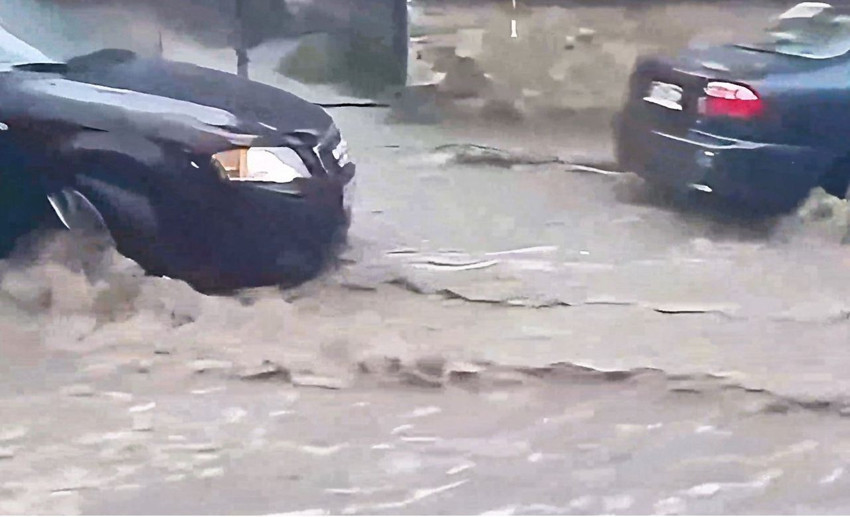 Sel suları bir ilimizi yuttu: Araçlar sulara gömüldü - Resim: 4