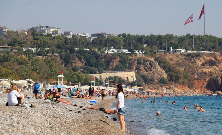 Türkiye donarken turizm başkentimiz soluğu denizde aldı - Resim: 2