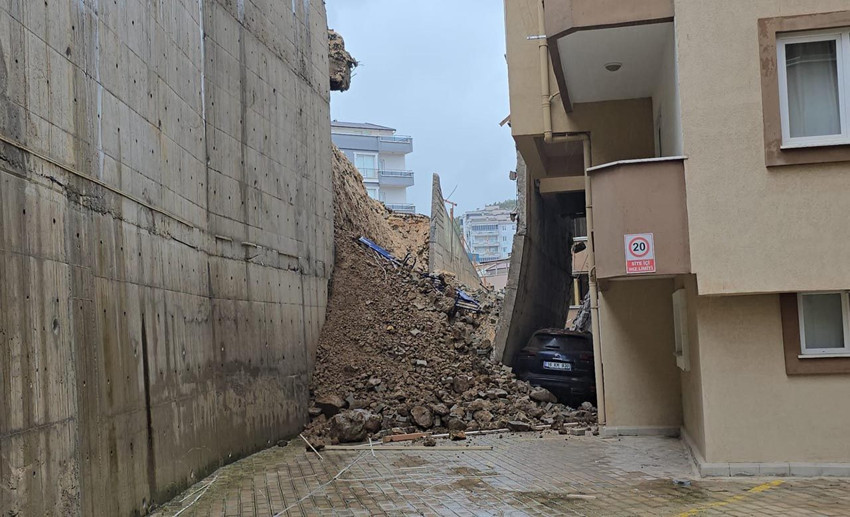 İstinat duvarı çöktü; 7 katlı binanın 2 katı tahliye edildi! - Resim: 2