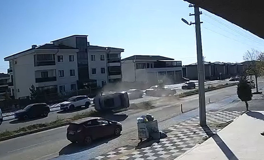 Tekirdağ'da korkunç kaza! Otomobiln 25 metre boyunca taklalar attığı kaza anı saniye saniye kamerada - Resim: 2