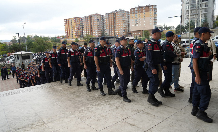 Yolsuzluk soruşturmasında biri AK Partili diğeri MHP'li 2 eski başkan dahil 15 ş&uuml;pheli tutuklandı - Resim: 4