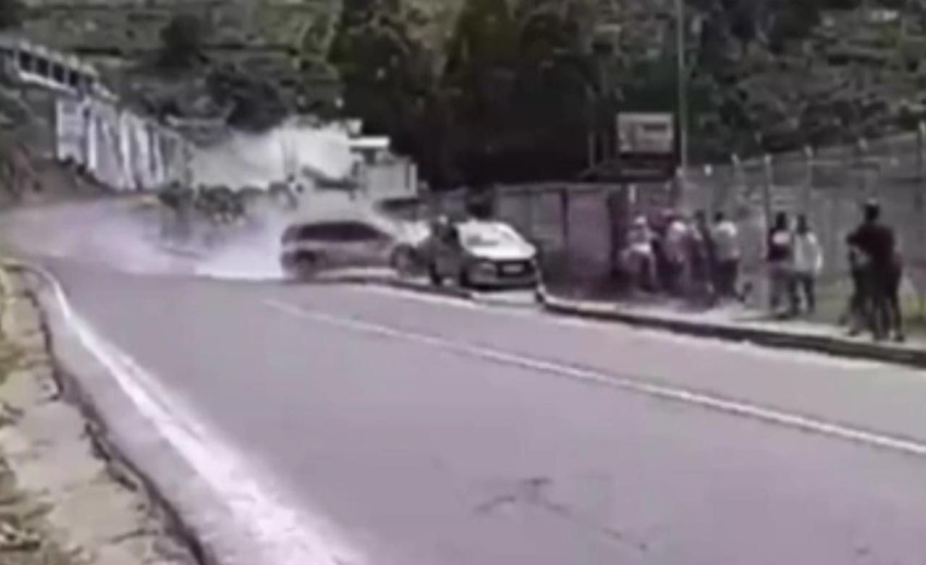 Ralli arabası seyircilerin arasına daldı: Ölü ve yaralılar var - Resim: 2