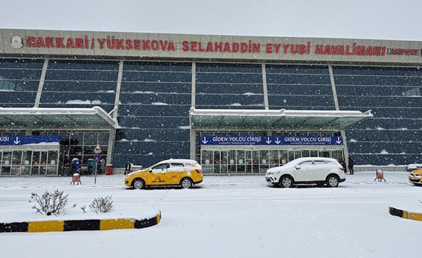 Beyaz kabus başladı: Yoğun kar yağışı uçak seferlerini durdurdu! - Resim: 1