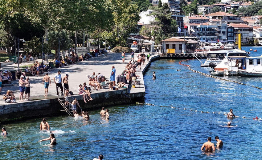 İstanbul kavruldu: Sıcaktan bunalan boğazın serin sularına atladı - Resim: 1