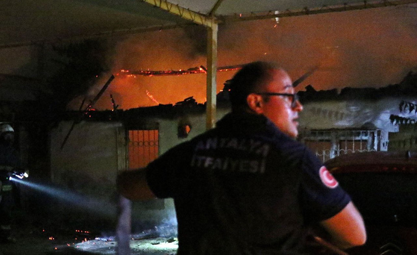 Gecekondu alev alev yandı, mahalleli kediler için gözyaşı döktü - Resim: 2