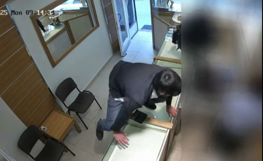 İstanbul'da yabancı uyruklu kuyumcu soyguncuları ve soygun anı kamerada - Resim: 3