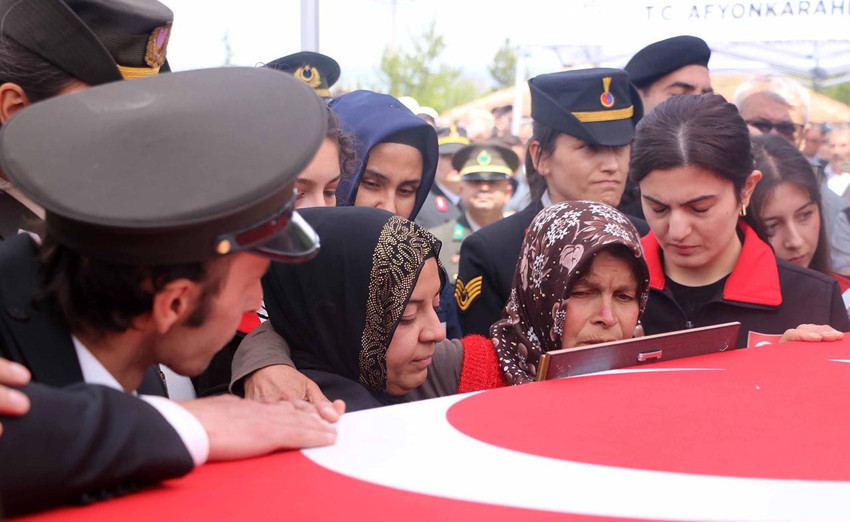 Şehidin 4 yaşındaki kızından kahreden sözler: ''İğne babama batıyor...'' - Resim: 2