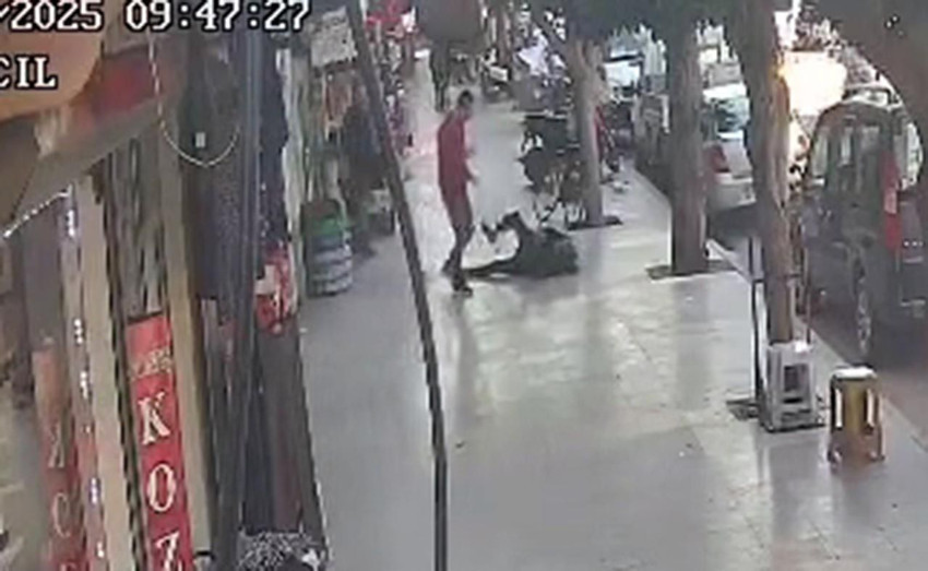 Firari angus kaldırımda yürüyen adamı boynuzladı: Korkunç saldırı kamerada - Resim: 4