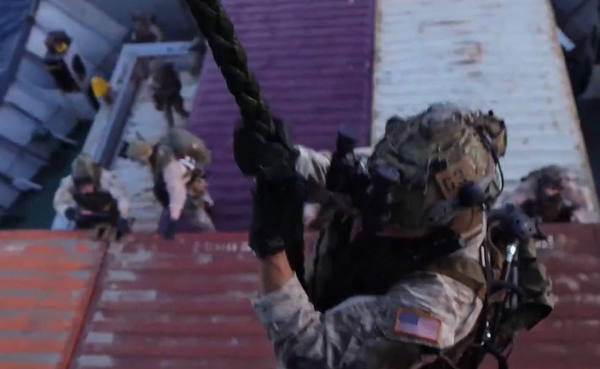 ABD askerleri, Hürmüz Boğazı'nda bir gemiye havadan baskın düzenledi! - Resim: 2