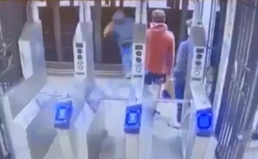 Yine metro yine vahşet: Raylara itilen yolcu feci şekilde can verdi - Resim: 2