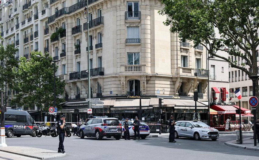 Paris'te bıçaklı saldırgan dehşeti: Yaralılar var - Resim: 2