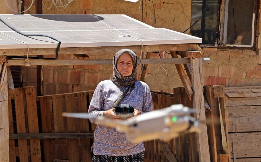Genç kadın çoban sürüsüne dadanan kurtlar yüzünden dron pilotu oldu - Resim: 2