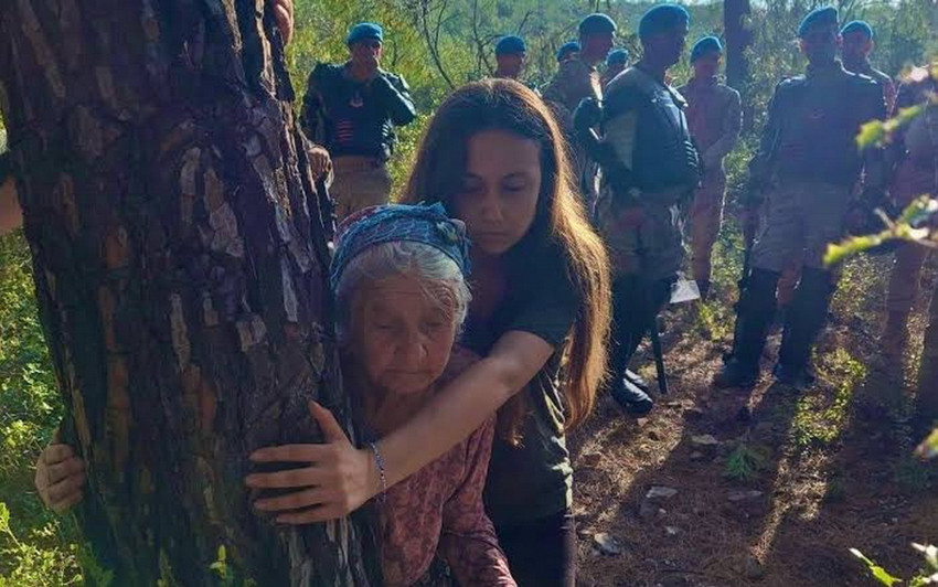 Akbelen Ormanı çevresindeki tarım arazilerinin kamulaştırılmasına karşı eylemleri nedeniyle 31 Mart'tan beri tutuklu bulunan Esra Işık, Milas 3. Asliye Ceza Mahkemesi'nde ilk kez hakim karşısına çıktı.