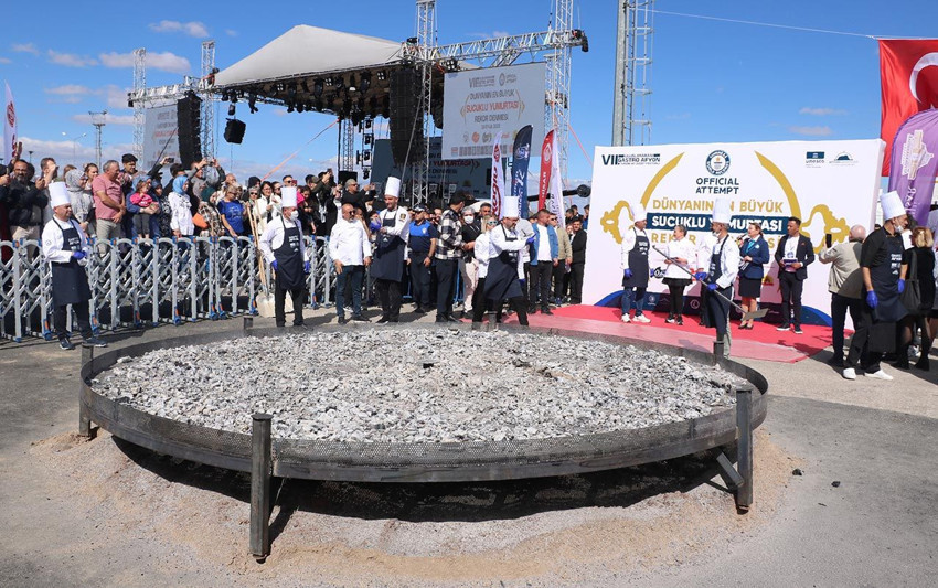 Sucuğun başkentinde sucuklu yumurtayla dünya rekoru kırıldı - Resim: 1