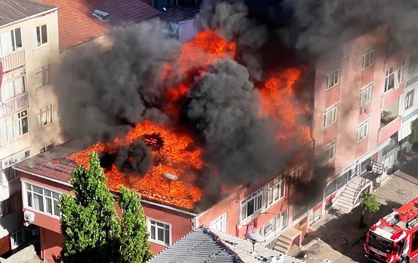 İstanbul'da yürekleri ağza getiren yangın: Alevler yan binaya sıçradı - Resim: 3