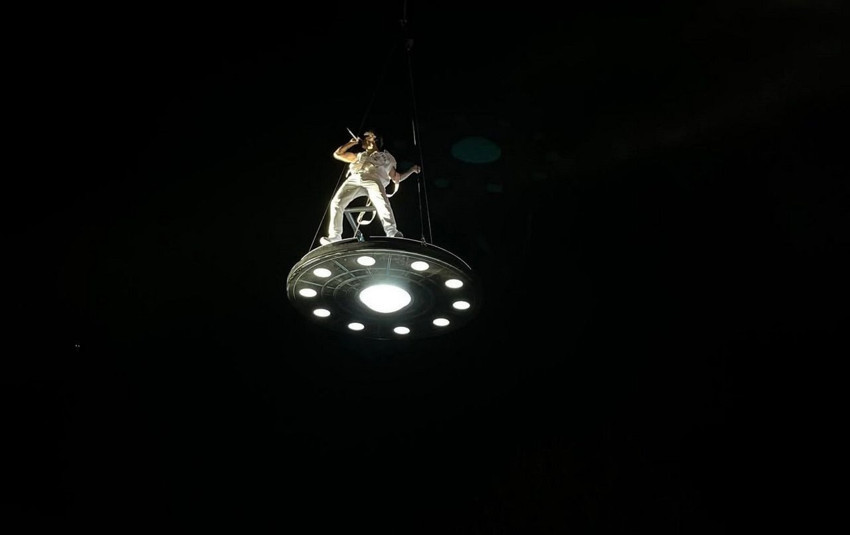 Sahneye UFO ile inen Rapçi Çakal maganda kurşununun hedefi oldu - Resim: 1