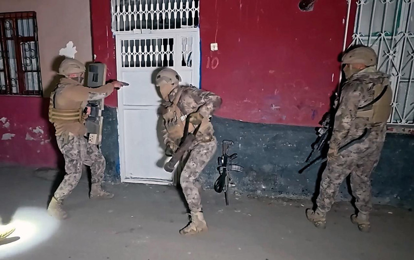 Çeyiz sandığında yakalandı! Her taşın altından çıkan ''Bayğaralar'' çetesine ağır darbe - Resim: 4