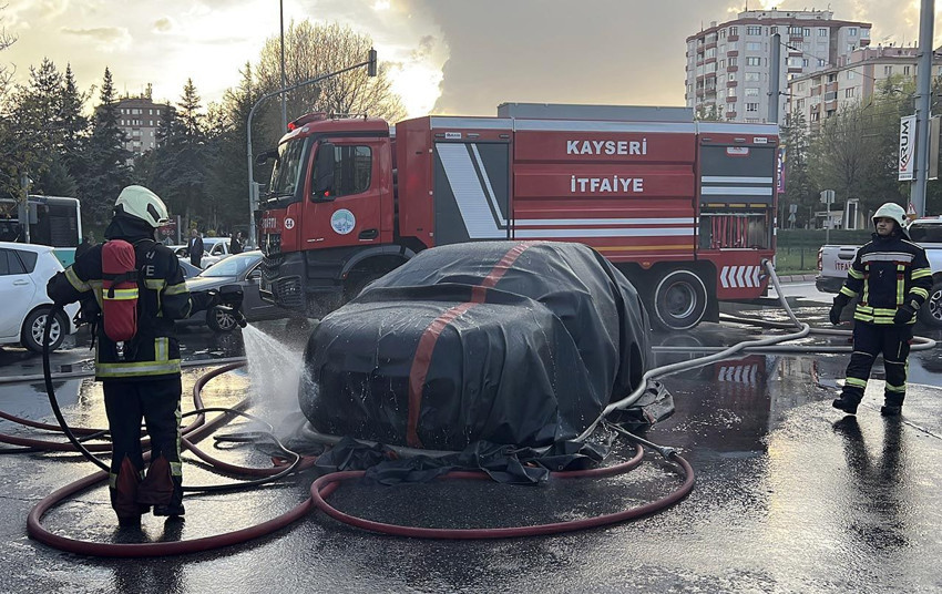 Elektrikli otomobil yol ortasında alev topuna döndü - Resim: 4