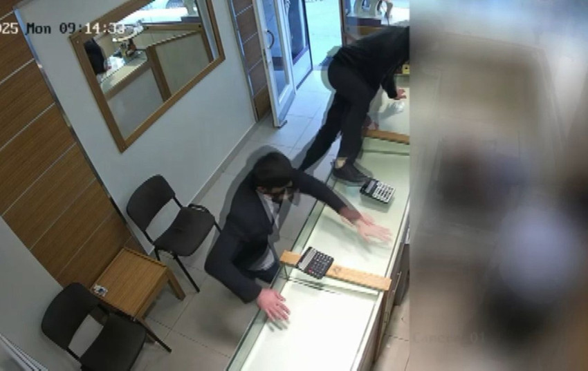 İstanbul'da yabancı uyruklu kuyumcu soyguncuları ve soygun anı kamerada - Resim: 2