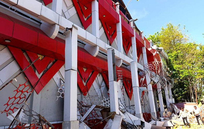 Endonezya'da 7.4 büyüklüğünde deprem: Tsunami dalgaları kıyıları dövdü! - Resim: 2