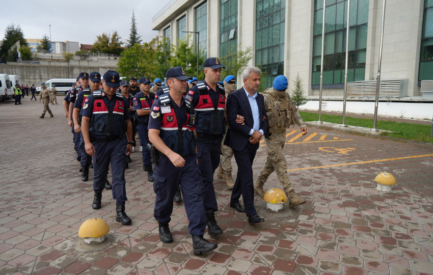 Yolsuzluk soruşturmasında biri AK Partili diğeri MHP'li 2 eski başkan dahil 15 ş&uuml;pheli tutuklandı - Resim: 5