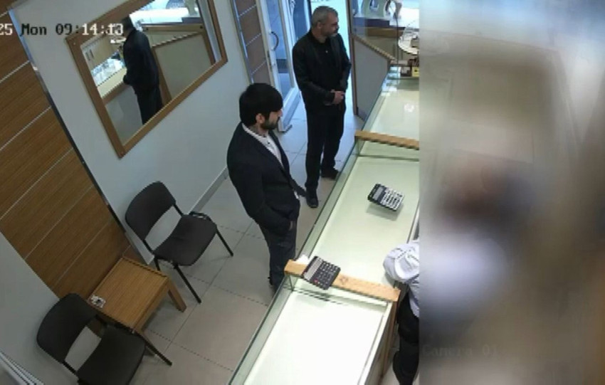İstanbul'da yabancı uyruklu kuyumcu soyguncuları ve soygun anı kamerada - Resim: 1