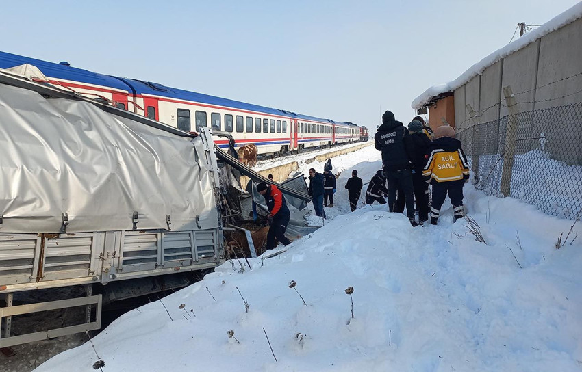 Yolcu treni, hayvan yüklü tıra çarptı: Ölü ve yaralılar var - Resim: 3