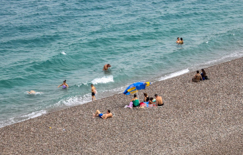 Antalya'da 30 derece sıcakta sağanak yağmur sürprizi: Yüzmeye devam ettiler - Resim: 4