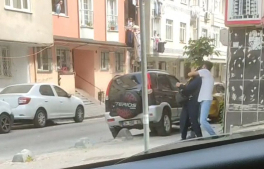 İstanbul'da güpegündüz hayırsız evlat dehşeti kamerada: Annesine tekme tokat darbetti - Resim: 3