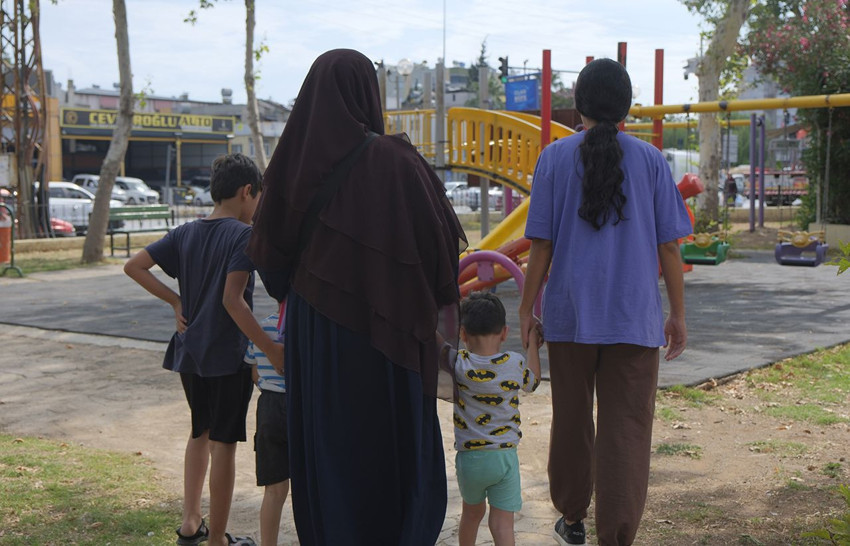 Çocuk parkında bir kadına çocuklarının gözü önünde saldırı - Resim: 3