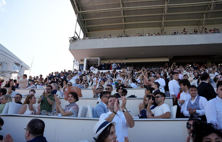 99'ncu Gazi Koşusu'nda Veliefendi defile sahnesine döndü; hanımların şıklık yarışı kamerada... - Resim: 3