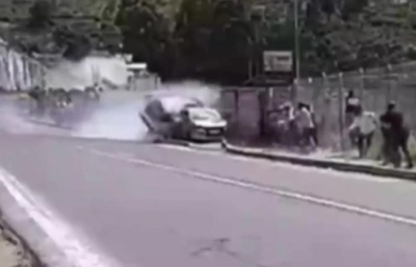 Ralli arabası seyircilerin arasına daldı: Ölü ve yaralılar var - Resim: 3