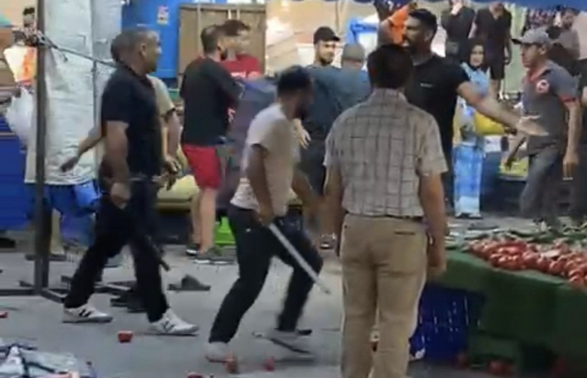 Semt pazarı savaş alanına döndü: Döner bıçaklarıyla birbirlerine saldırdılar - Resim: 3