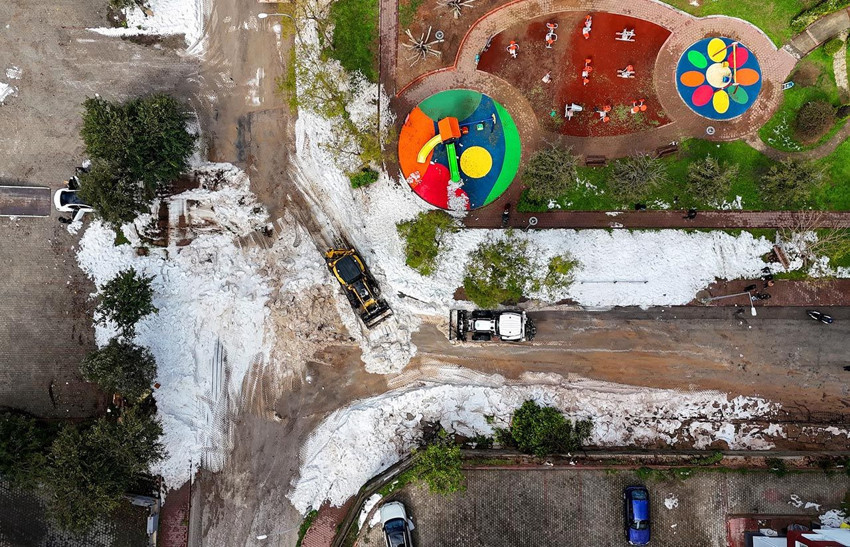 Sıcağıyla meşhur ilimizde şaşırtan manzara: Nisan ayında kar topu oynadılar - Resim: 2