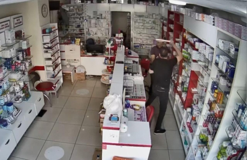 Eczacı kalfasına ''muadil ilaç'' dayağı! Önce sopa ardından bıçakla saldırdı - Resim: 4