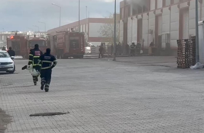Sanayi sitesinde korkutan yangın: 3 depoyu alevler sardı - Resim: 1