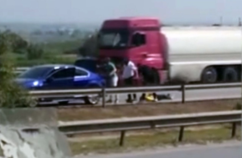 Trafik magandaları otoyolu savaş yerine çevirdi: Döverek bayıltıp, suyla ayılttlar - Resim: 4
