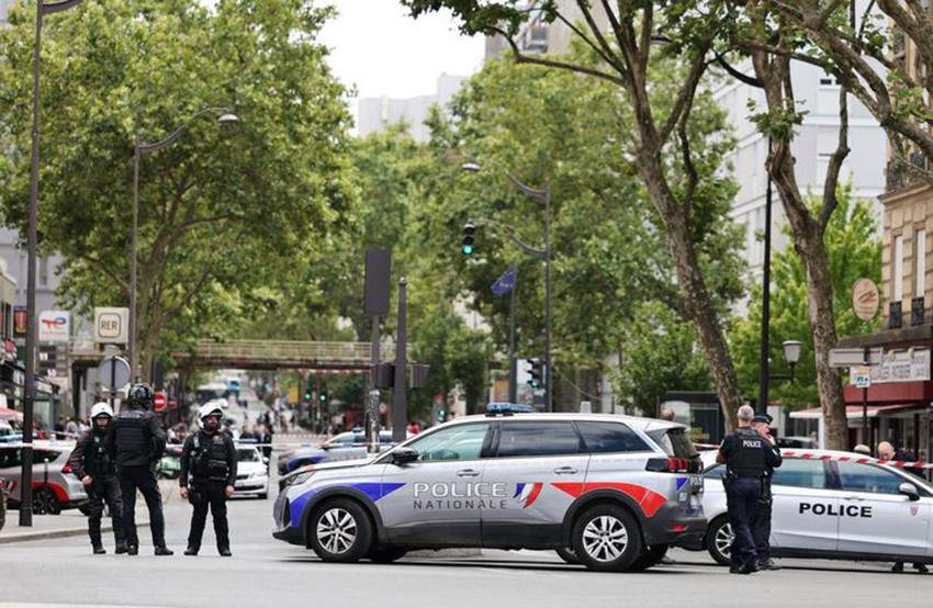 Paris'te bıçaklı saldırgan dehşeti: Yaralılar var - Resim: 4