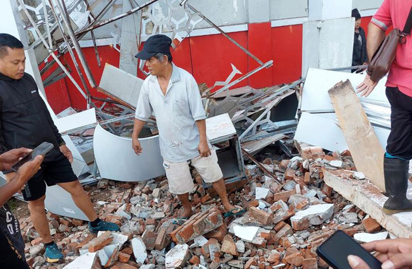 Endonezya'da 7.4 büyüklüğünde deprem: Tsunami dalgaları kıyıları dövdü! - Resim: 3