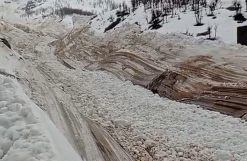 Hakkari'de çığ köyün sınırında durdu: Bir köy facianın eşiğinden döndü! - Resim: 2