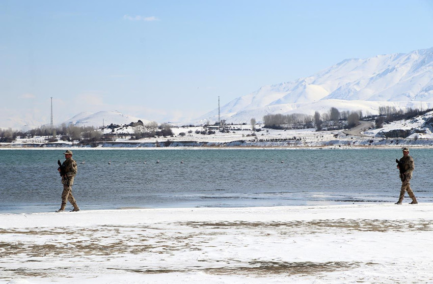 Van Gölü'nün misafirleri gitmedi, jandarma nöbete başladı - Resim: 2