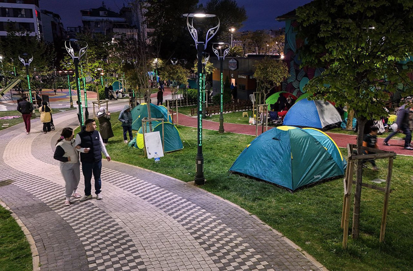 İstanbul'da çok sayıda vatandaş dün geceyi sokakta geçirdi - Resim: 3